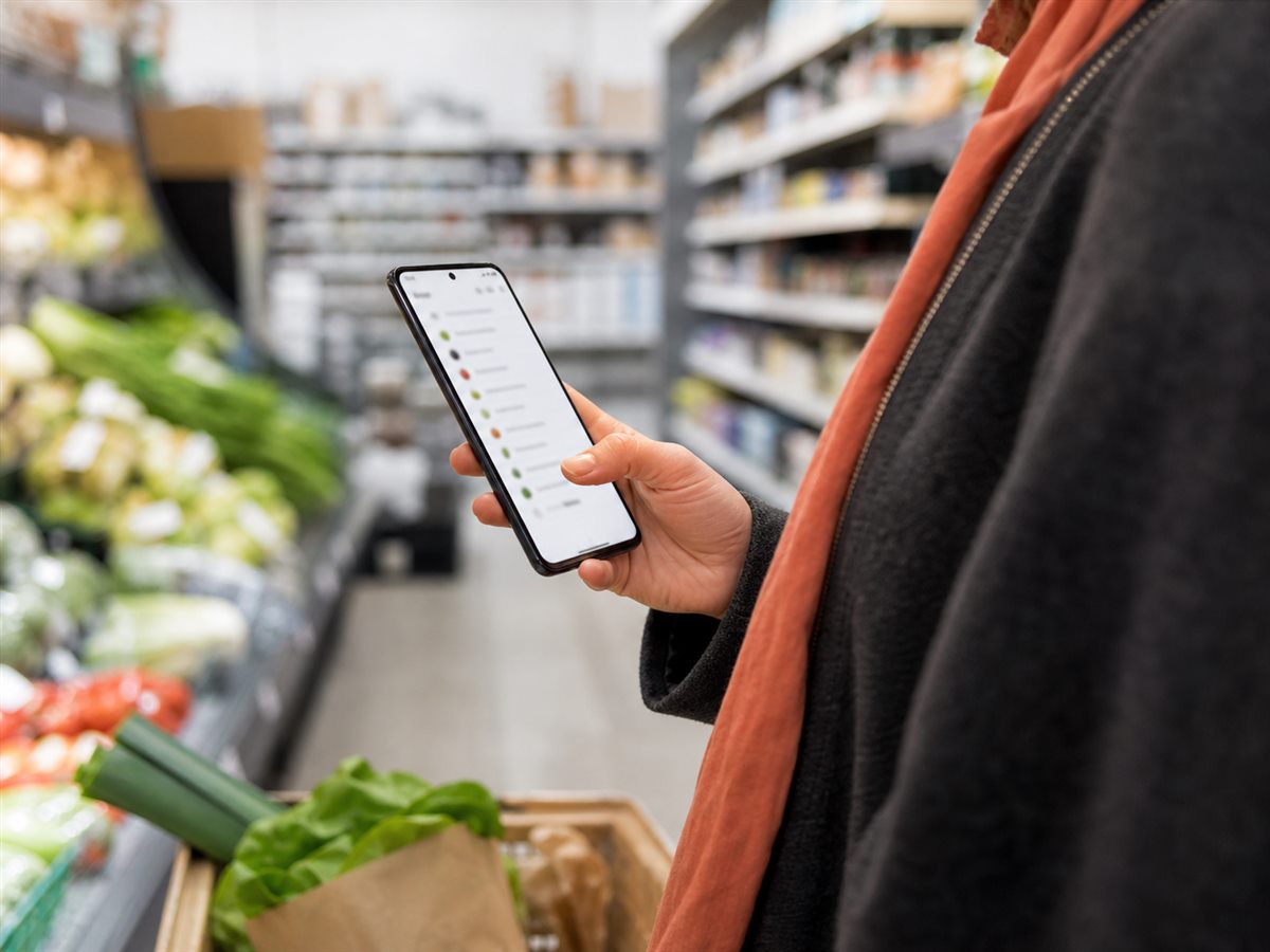 Eine Einkaufsliste auf dem Smartphone während des Einkaufs